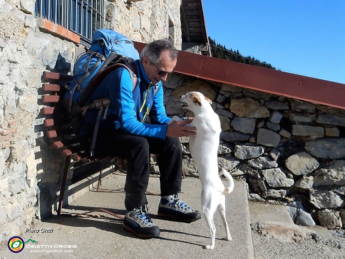 43 Alla Seconda Baita del Vaccaro (1519 m) un attimo di sosta.jpg